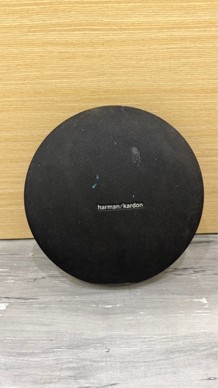 Loa Harman Kardon Onyx Studio 3 - Màu đen - Ngoại hình: 96% - Dính sơn, xấu - Kèm sạc