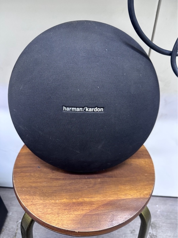 Loa Harman Kardon Onyx Studio 4 - Màu đen - Ngoại hình 97% - Hư nguồn lỗi pin nghe 1 tí tắt nguồn - Kèm sạc