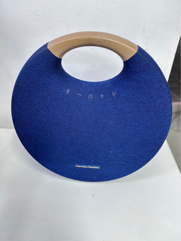Loa Harman Kardon Onyx Studio 6 - Màu xanh dương - Ngoại hình 97.5% - mất nắp cổng sạc - Kèm 1 sạc