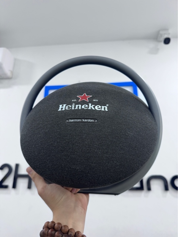 Loa Harman Kardon Onyx Studio 7 - Màu đen - Ngoại hình 97% - Tay xách trầy, mặt loa có logo Heineken - Kèm 1 sạc