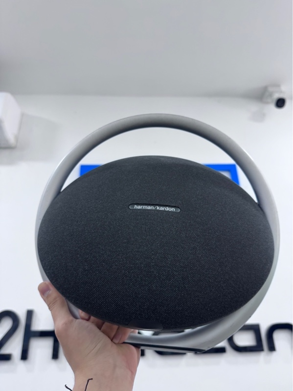 Loa Harman Kardon Onyx Studio 8 - Màu đen - Ngoại hình 97% - Vải dơ, trày xước nhiều tay cầm - Kèm nguồn