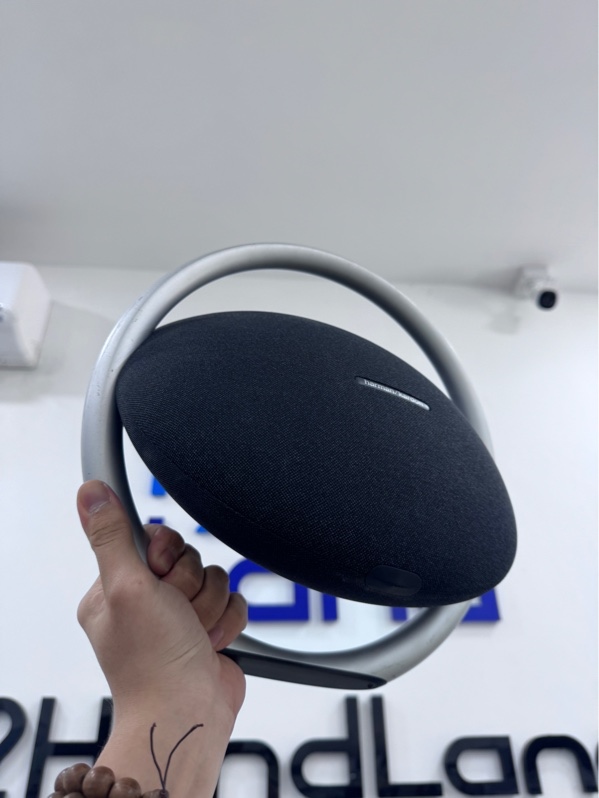 Loa Harman Kardon Onyx Studio 8 - Màu đen - Ngoại hình 97% - Vải dơ, trày xước nhiều tay cầm - Kèm nguồn