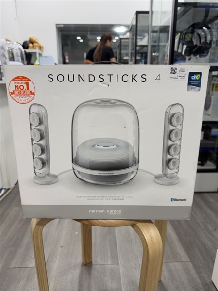 Loa HK Sound Sticks 4 - Màu trắng - Ngoại hình 98% - 1 loa thanh đế ố , 1 thanh dơ nhẹ màn loa - Kèm Box , nguồn