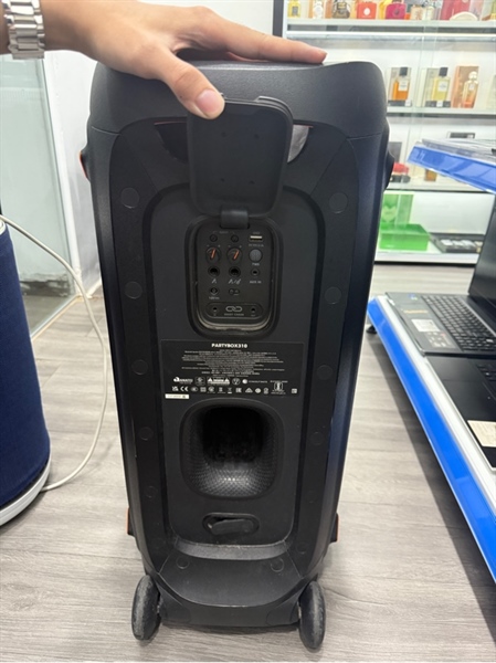 Loa JBL Party Box 310 - Màu đen - Ngoại hình 97% - Mất cao su đế hông - Kèm dây sạc 2