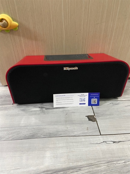 Loa Klipsch KMC3 - Màu đỏ - Ngoại hình: 97% - Không pin, bể chốt ốc nắp pin - Kèm sạc laptop + remote