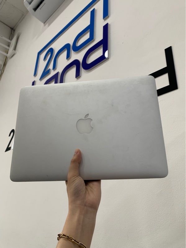 Macbook Air 13 2017 - i5 lõi kép - Ram 8GB/SSD 128GB - Màu bạc - Pin bình thường chu kì sạc 213 lần - Ngoại hình: 97% - Màn ám hồng lướt + trầy - Kèm sạc