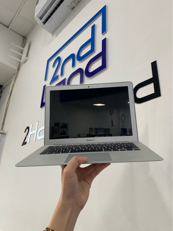 Macbook Air 13 2017 - i5 lõi kép - Ram 8GB/SSD 128GB - Màu bạc - Pin bình thường chu kì sạc 213 lần - Ngoại hình: 97% - Màn ám hồng lướt + trầy - Kèm sạc
