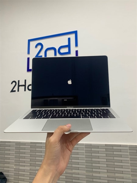 Macbook Air 13 2019 - Chip i5 - 8/256GB SSD - Màu xám - Pin bình thường chu kì sạc 416 lần - Ngoại hình: 98% - Màn ám hồng nhẹ, mục ron màn - Body 1