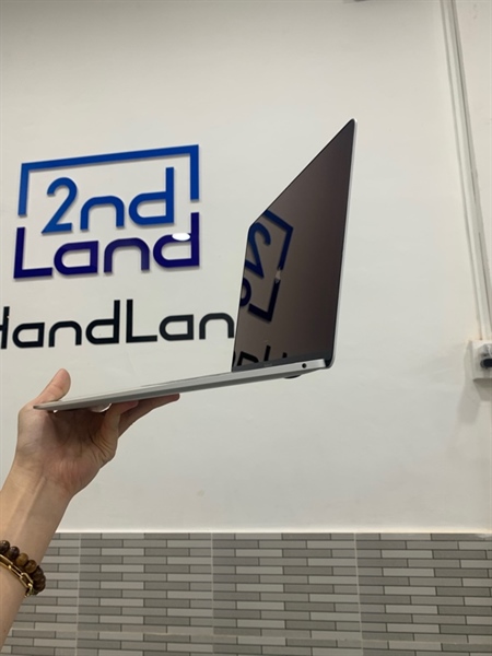 Macbook Air 13 2019 - Chip i5 - 8/256GB SSD - Màu xám - Pin bình thường chu kì sạc 416 lần - Ngoại hình: 98% - Màn ám hồng nhẹ, mục ron màn - Body 2