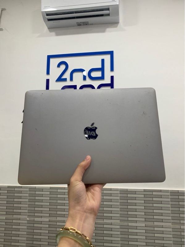 Macbook Air 13 2020 - i5 4 cores - Ram 8GB/SSD 256GB - Màu xám - Pin bảo trì - Ngoại hình: 97% - Màn ám hồng - Kèm sạc