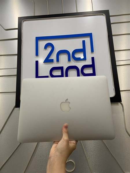 Macbook Air 13 inch 2017 - Core i5 lõi kép - Ram 8/256GB SSD - Pin bảo trì - Chu kì sạc 77 lần - Màu bạc - Ngoại hình: 97% - màn ám vàng, 3 điểm phản quang, liệt phím mũi tên phải - Kèm sạc