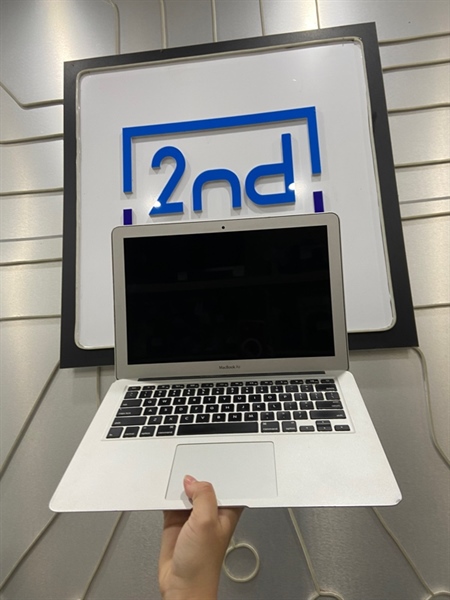 Macbook Air 13 inch 2017 - Core i5 lõi kép - Ram 8/256GB SSD - Pin bảo trì - Chu kì sạc 77 lần - Màu bạc - Ngoại hình: 97% - màn ám vàng, 3 điểm phản quang, liệt phím mũi tên phải - Kèm sạc 1