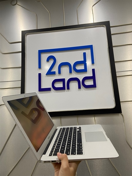 Macbook Air 13 inch 2017 - Core i5 lõi kép - Ram 8/256GB SSD - Pin bảo trì - Chu kì sạc 77 lần - Màu bạc - Ngoại hình: 97% - màn ám vàng, 3 điểm phản quang, liệt phím mũi tên phải - Kèm sạc 2