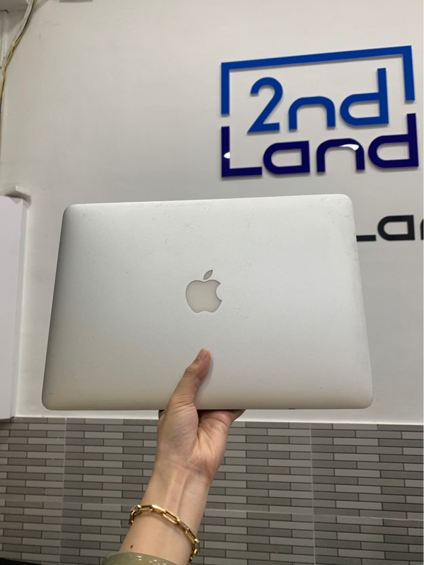 Macbook Air 13 inch 2017 - Core i5 - Ram 8GB/128GB - Màu bạc - Pin bảo trì chu kì sạc 537 lần - Ngoại hình: 97% - 1 đóm phản quang, màn in phím, cấn góc - Kèm sạc