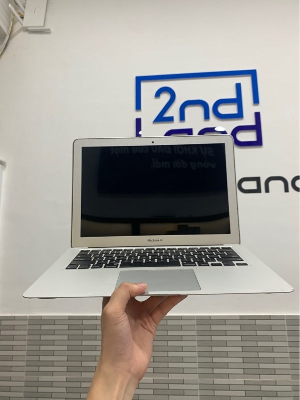 Macbook Air 13 inch 2017 - Core i5 - Ram 8GB/128GB - Màu bạc - Pin bảo trì chu kì sạc 537 lần - Ngoại hình: 97% - 1 đóm phản quang, màn in phím, cấn góc - Kèm sạc