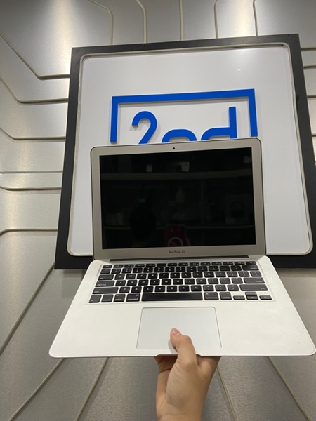 Macbook Air 13 inch 2017 - i5 lõi kép - 8/256GB - Pin bình thường - Chu kì sạc 128 lần - Màu bạc - Ngoại hình: 97% - Kèm sạc 1