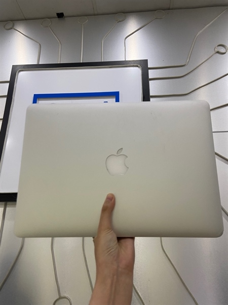 Macbook Air 13 inch 2017 - I5 lõi kép - Ram 8/128GB - Pin 100% thay new - Màu trắng - Ngoại hình: 97% - Trầy, cấn, bụi trong - Kèm sạc