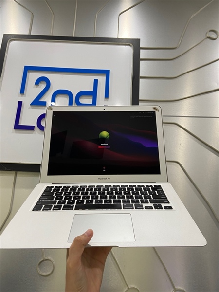 Macbook Air 13 inch 2017 - I5 lõi kép - Ram 8/128GB - Pin 100% thay new - Màu trắng - Ngoại hình: 97% - Trầy, cấn, bụi trong - Kèm sạc 1