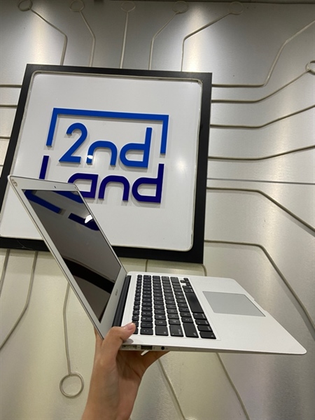 Macbook Air 13 inch 2017 - I5 lõi kép - Ram 8/128GB - Pin 100% thay new - Màu trắng - Ngoại hình: 97% - Trầy, cấn, bụi trong - Kèm sạc 2