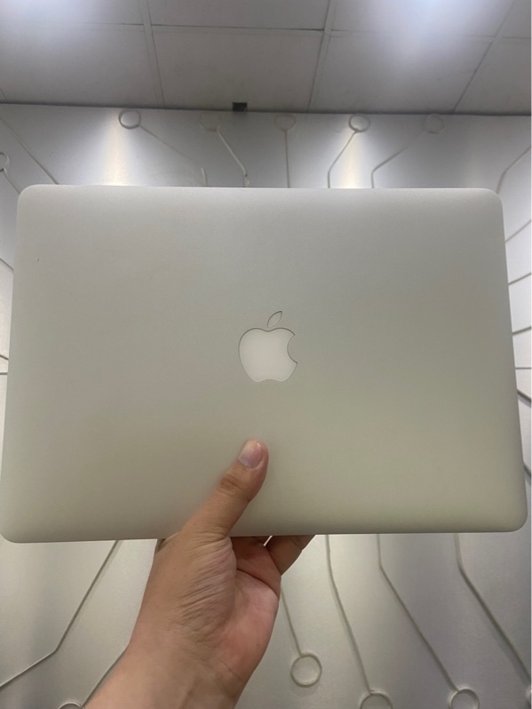 Macbook Air 13 inch 2017 - i5 lõi kép - Ram 8/128GB - Pin bình thường đã thay - Chu kỳ sạc 294 - Màu bạc - Ngoại hình: 97% - Màn phản quang, ám vàng, loa rè nhẹ, trầy xước - Kèm sạc