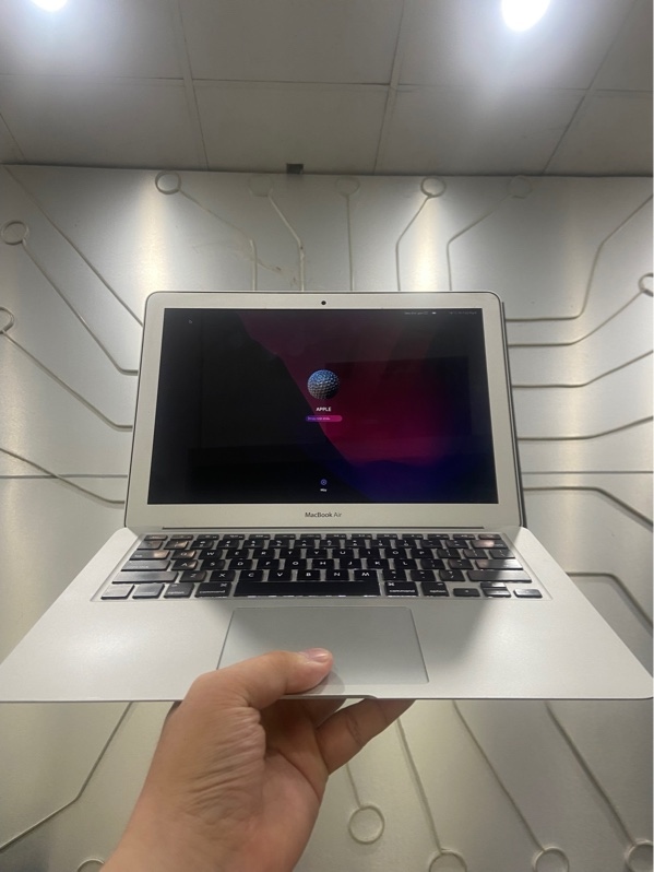 Macbook Air 13 inch 2017 - i5 lõi kép - Ram 8/128GB - Pin bình thường đã thay - Chu kỳ sạc 294 - Màu bạc - Ngoại hình: 97% - Màn phản quang, ám vàng, loa rè nhẹ, trầy xước - Kèm sạc