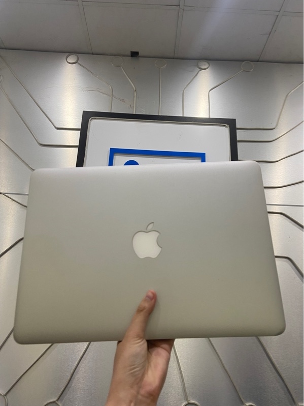 Macbook Air 13 inch 2017 - Intel Core i7 lõi kép - Pin 100% - Màu bạc - Ngoại hình: 97% - Màn không tăng giảm độ sáng được, in phím nhẹ, ám xanh , xước thân - Kèm sạc