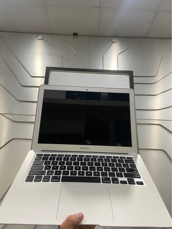 Macbook Air 13 inch 2017 - Intel Core i7 lõi kép - Pin 100% - Màu bạc - Ngoại hình: 97% - Màn không tăng giảm độ sáng được, in phím nhẹ, ám xanh , xước thân - Kèm sạc