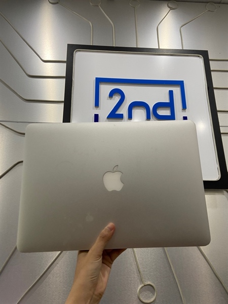 Macbook Air 13 inch 2017 - Ram 8/128GB - i5 - Pin bình thường - Sạc 453 lần - Màu bạc - Ngoại hình: 98% - Kèm sạc