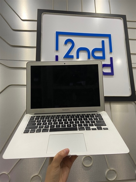 Macbook Air 13 inch 2017 - Ram 8/128GB - i5 - Pin bình thường - Sạc 453 lần - Màu bạc - Ngoại hình: 98% - Kèm sạc 1