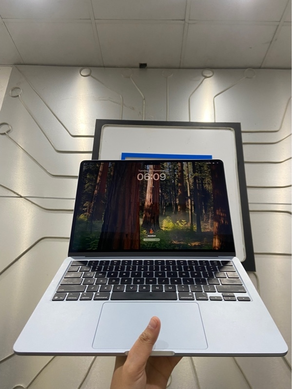 Macbook Air 13 inch M4 2025 - Chip Apple M4 - Ram 16/256GB - Pin 96% - Chu Kỳ 110 - Màu xanh - Ngoại hình: 98% - Kèm sạc