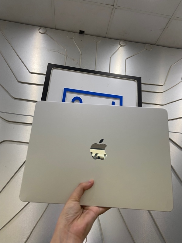 Macbook Air 13 inch M4 2025 - Ram 16/256GB - Pin 98% - Màu bạc - Ngoại hình: 97% - Xước dăm thân - FullBox
