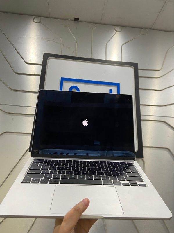 Macbook Air 13 inch M4 2025 - Ram 16/256GB - Pin 98% - Màu bạc - Ngoại hình: 97% - Xước dăm thân - FullBox