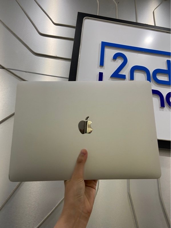 Macbook Air 13inch 2019 - i5 lõi kép - Ram 8/128GB - Pin 100% thay new - Màu bạc - Ngoại hình: 97% - cấn - Kèm sạc