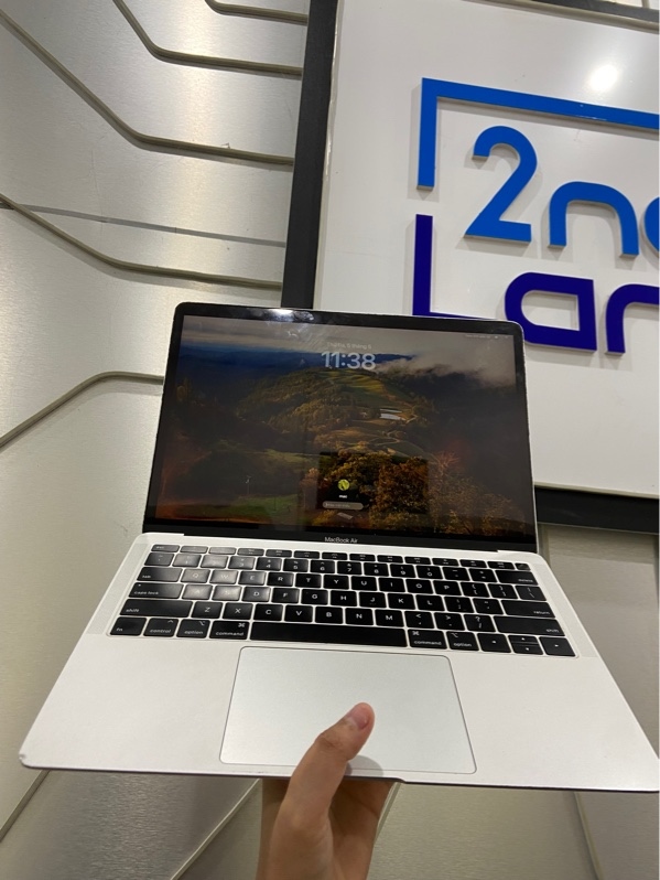 Macbook Air 13inch 2019 - i5 lõi kép - Ram 8/128GB - Pin 100% thay new - Màu bạc - Ngoại hình: 97% - cấn - Kèm sạc
