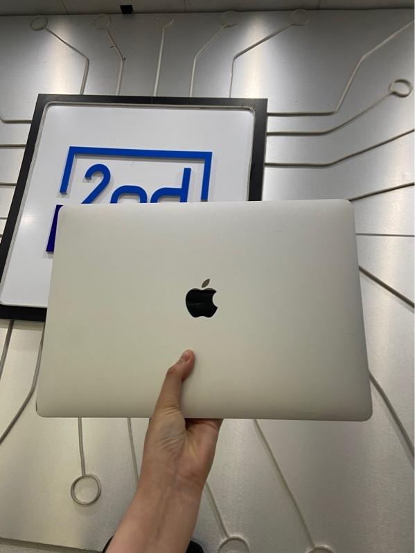 Macbook Air 13inch 2019 - i5 lõi kép - Ram 8/128GB - Pin bình thường (đã thay) - Màu bạc - Ngoại hình: 97% - Trầy cấn, màn ám vàng viền nhẹ - Kèm sạc