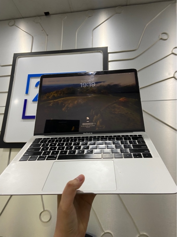 Macbook Air 13inch 2019 - i5 lõi kép - Ram 8/128GB - Pin bình thường (đã thay) - Màu bạc - Ngoại hình: 97% - Trầy cấn, màn ám vàng viền nhẹ - Kèm sạc