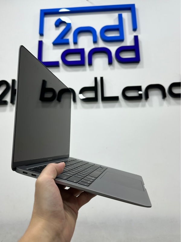 Macbook Air 13inch 2020 - i3 lõi kép 1,1 Ghz - Ram 8/256GB - Pin Bình thường (628 lần sạc) - Màu xám - Ngoại hình 97% - Màn trầy 1 đường , cấn góc , lỗi vân tay - Kèm sạc