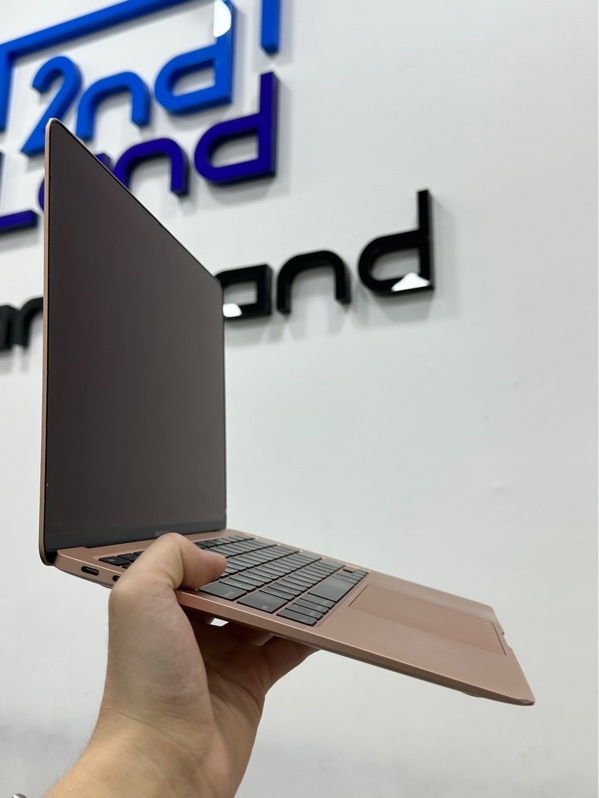 Macbook Air 13inch 2020 - i3 - Ram 8/256GB - Pin bình thường - Màu hồng - Ngoại hình 96% - Máy trầy cấn - Kèm sạc