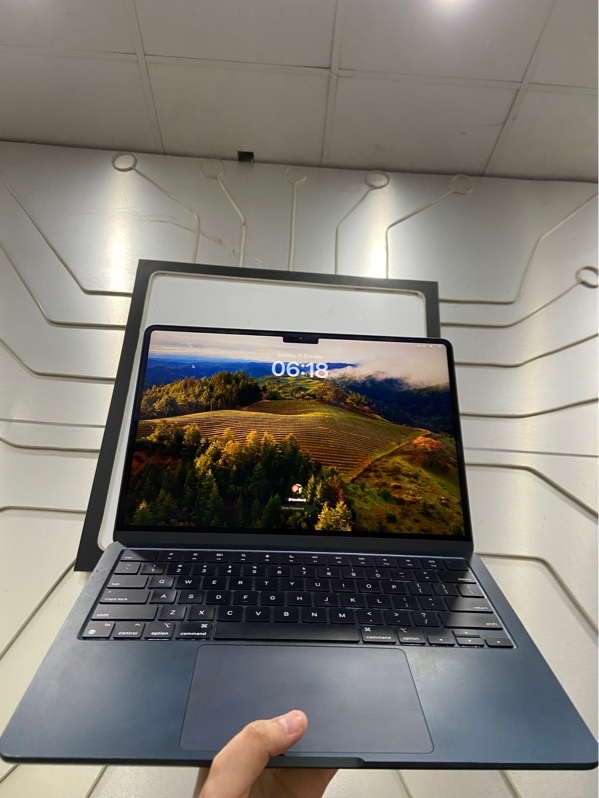 Macbook Air-13inch ( M3 2024) - Ram 16/256GB - Pin 95 - Chu kỳ sạc 187 - Màu xanh - Ngoại hình: 97% - Màn ám hồng, in phím, xước thân - Kèm Box + sạc