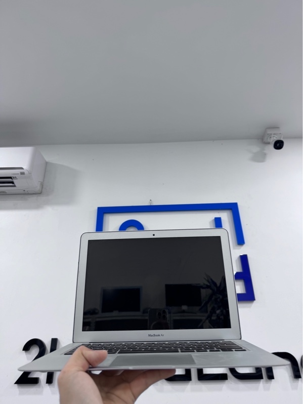 Macbook Air 2017 - 13 inch - i5 lõi kép - 8/128Gb - Màu bạc - Pin bình thường, chu kỳ sạc 284 - Ngoại hình 97% - Viền trầy cấn góc, màn trầy, ám hồng nhẹ, cao su viền màn cấn - Kèm sạc