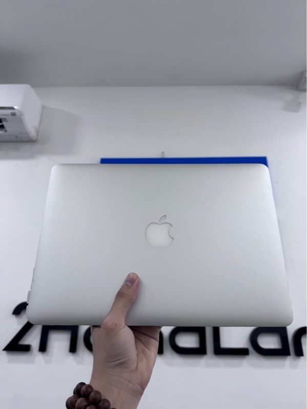 Macbook Air 2017 - 13 inch - i5 lõi kép - 8/256Gb - Màu xám - Pin bình thường, chu kỳ sạc 536 - Ngoại hình 97% - Màn ám hồng, tối góc, viền trầy xước, đáy trầy - Kèm 1 sạc linh kiện