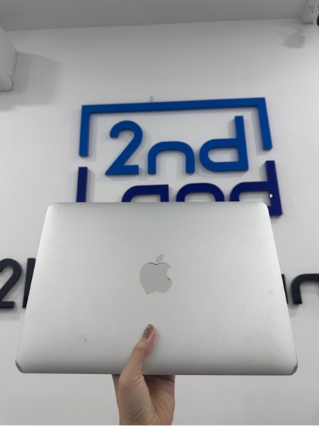 Macbook Air 2017 - 13 inch - Intel core i5 lõi kép - 8/128GB - Màu bạc - Pin thay new - Ngoại hình 96% - Cấn góc nhiều chỗ , chỗ chân sạc gỉ , màn phản quang , màn ám hồng nhẹ - Kèm sạc