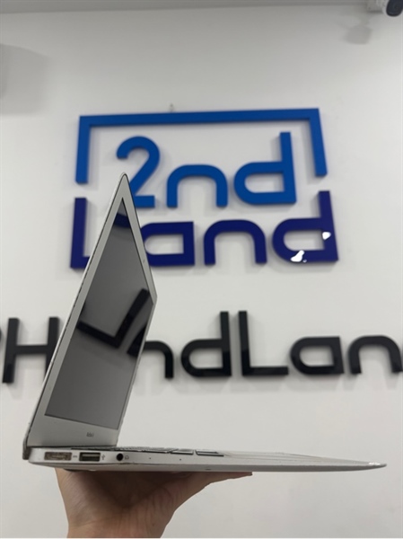Macbook Air 2017 - 13 inch - Intel core i5 lõi kép - 8/128GB - Màu bạc - Pin thay new - Ngoại hình 96% - Cấn góc nhiều chỗ , chỗ chân sạc gỉ , màn phản quang , màn ám hồng nhẹ - Kèm sạc 1