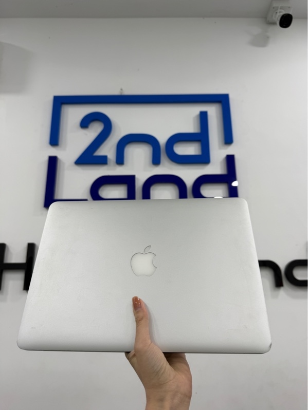 Macbook Air 2017 13 inch - intel core i5 lõi kép - Ram 8gb/SSD 128gb - Màu bạc - Pin 73% chu kì sạc 358 - Ngoại hình 97% - Màn trầy , ám vàng thấy rõ , tối viền dưới , cấn móp 2 góc , nứt cao su màn - Kèm sạc