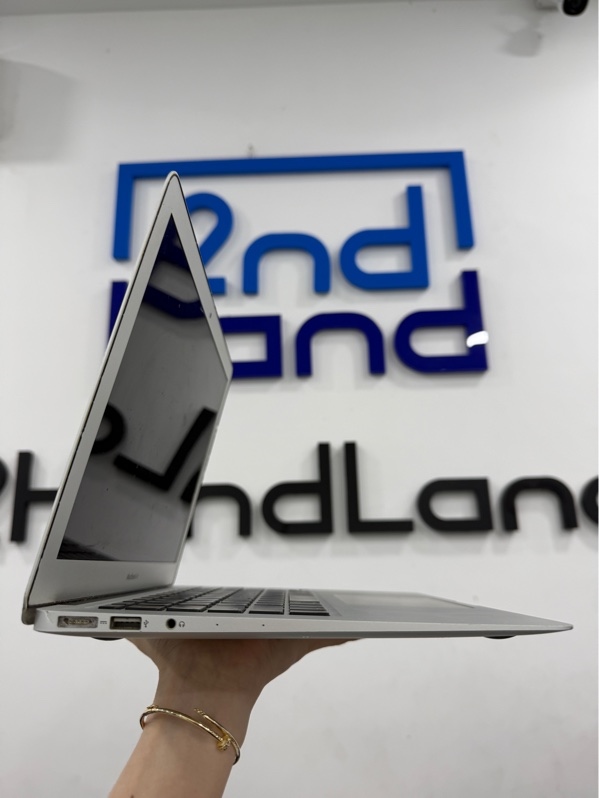 Macbook Air 2017 13 inch - intel core i5 lõi kép - Ram 8gb/SSD 128gb - Màu bạc - Pin 73% chu kì sạc 358 - Ngoại hình 97% - Màn trầy , ám vàng thấy rõ , tối viền dưới , cấn móp 2 góc , nứt cao su màn - Kèm sạc