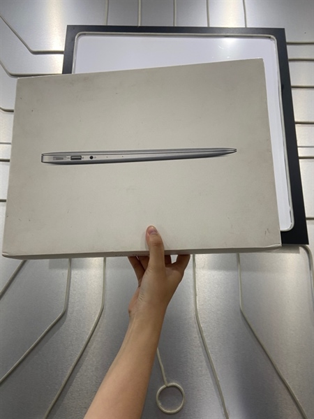Macbook Air 2017 - 13 inch - Ram 8GB- 128GB - Phím nhật - Pin phù - Màu bạc- Ngoại hình 97% - Bàn phím rớt 1 nút - FullBox