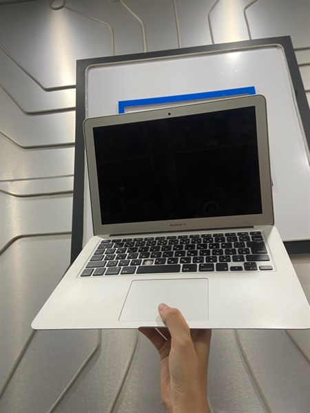 Macbook Air 2017 - 13 inch - Ram 8GB- 128GB - Phím nhật - Pin phù - Màu bạc- Ngoại hình 97% - Bàn phím rớt 1 nút - FullBox 2