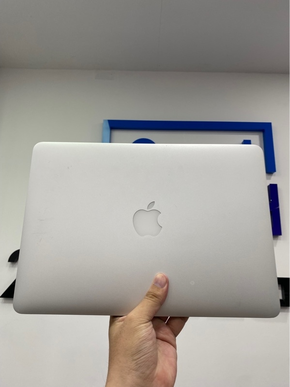 Macbook Air 2017 - 13inch - 8/128GB - Chip intel core i7 lõi kép - Card HD Graphics 6000 - Pin thay bình thường - Chu kỳ 66 - Màu xám - Ngoại hình: 97% - Mất 1 ốc đáy, viền trầy xước, màn hồng nhẹ - Kèm sạc
