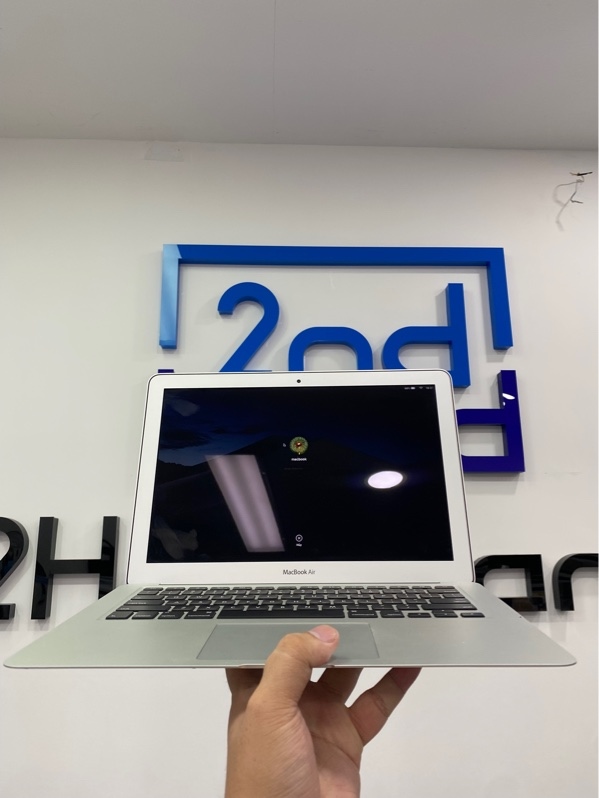 Macbook Air 2017 - 13inch - 8/128GB - Chip intel core i7 lõi kép - Card HD Graphics 6000 - Pin thay bình thường - Chu kỳ 66 - Màu xám - Ngoại hình: 97% - Mất 1 ốc đáy, viền trầy xước, màn hồng nhẹ - Kèm sạc