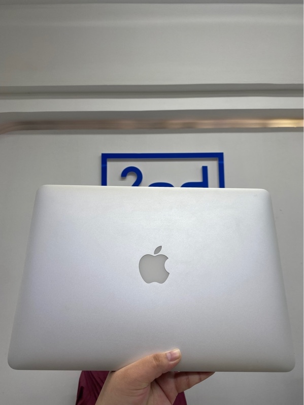 Macbook air 2017 - 13inch - core i5 lõi kép - 8/128ssd - Màu bạc - Pin bình thường - Ngoại hình 97% - Kèm sạc